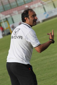 Il tecnico del Messina Gaetano Catalano dà indicazioni dalla panchina ai suoi giocatori (foto Luca Maricchiolo)