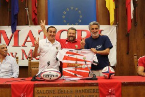 Salvo Cilona, il presidente dell'Amatori Messina Rugby Nello Arena ed il sindaco Renato Accorinti nel Salone delle Bandiere di Palazzo Zanca