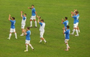 I calciatori del Martina raccolgono l'applauso dei loro tifosi dopo il pareggio con la Vigor Lamezia capolista, sempre vittoriosa nelle quattro precedenti uscite.