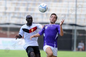 Il centrocampista senegalese Modou Ablaye Seck contende un possesso aereo ad un avversario (foto Giovanni Isolino)