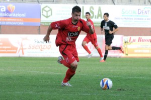 L'attaccante Maurizio Vella in azione.