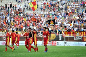 L'esultanza dei calciatori del Città di Messina, che si impose per 1-0 grazie ad una punizione dal limite firmata da Gioacchino Giardina (foto Giovanni Isolino)