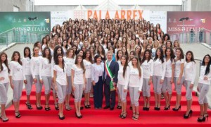 Foto di gruppo, a Jesolo, per le 186 prefinaliste nazionali di Miss Italia