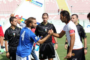 La stretta di mano con Amadio, capitano dell'Aprilia, subito prima del calcio d'inizio dell'ultima sfida del San Filippo (foto Luca Mariocchiolo)