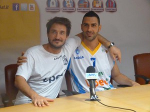 Coach Pozzecco con Teo Soragna alla vigilia