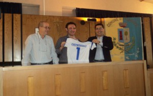 Il presidente Salvo Messina omaggia di una maglia dellìElettrosud Volley Brolo il sindaco di Torrenova Salvatore Castrovinci