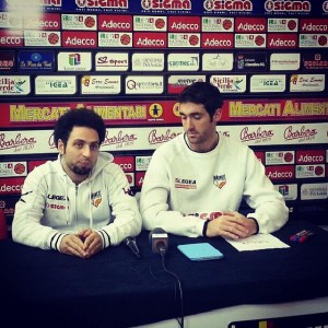 L'Ass. coach Francesco Trimboli e l'ala Nicola Natali in conferenza stampa