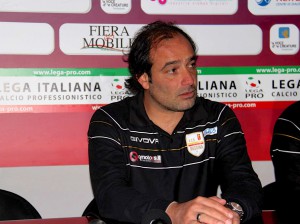 Il tecnico del Messina Gaetano Catalano nella sala stampa del "Pinto" (foto Paolo Furrer)