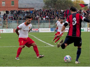 Il centrocampista peloritano Rosario Bucolo in fase di copertura (foto Paolo Furrer)