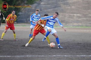 L'attaccante Peppe Amante con la maglia biancazzurra dello Sporting Viagrande, durante il match con l'Igea Virtus