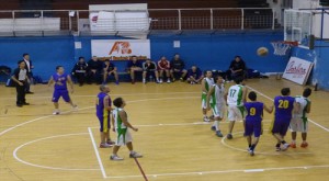 Azione del derby tra Basket School e Castanea