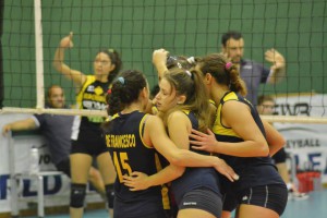 L'esultanza delle ragazze in gialloblu nel corso del derby con il Messina Volley