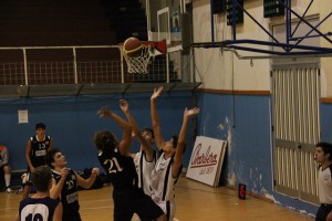 Valitri (Amatori) attacca la difesa della Mia Basket (foto De Felice)