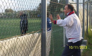 I due allenatori divisi dalla rete di recinzione: da sinistra Vittorio Schifilliti e Nello Miano, fuori dal campo in quanto appena espulso