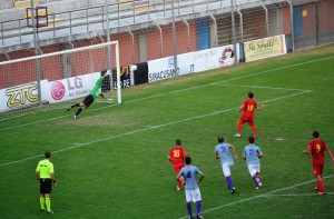 Il calcio di rigore realizzato da Mirco Camarda per il momentaneo 1-2 (foto Omar Menolascina)