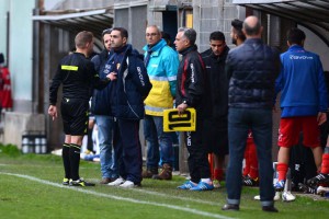 Il tecnico Nino Panarello in panchina nel giorno del suo esordio al "Celeste" da capo allenatore contro il Savoia