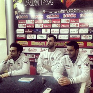 L'assistant coach Francesco Trimboli, Tommaso Fantoni e l'addetto stampa Alessandro Palermo in conferenza stampa