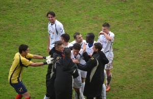 La gioia dei peloritani dopo il gol di Brancato (foto Omar Menolascina)