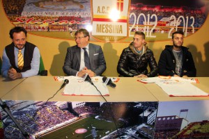 Il ds Ferrigno, il patron Lo Monaco ed i due nuovi giallorossi in conferenza stampa  (foto Paolo Furrer)