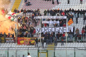La civile contestazione della tifoseria, che non ha gradito l'ultima battuta d'arresto con l'Arzanese  (foto Paolo Furrer)