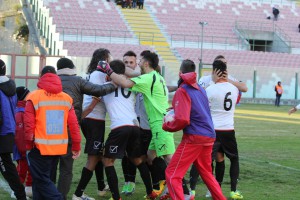 L'esultanza dei calciatori del Messina dopo la prima rete di Ferreira