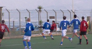 Mario Foresta mentre lascia partire la palla vincente per La Speme (scatto di R.S.)
