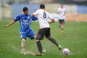 Franco contende ad un avversario il possesso su un campo reso pesantissimo dalla pioggia (foto Paolo Furrer)