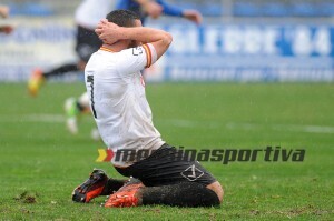 La disperazione di De Vena, che ha sfiorato in più occasioni il gol partita (foto Paolo Furrer)