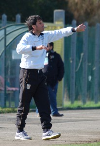 Il tecnico del Messina Gianluca Grassadonia dà indicazioni dalla panchina (foto Paolo Furrer)