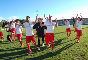 L'esultanza dei calciatori del Messina per il terzo successo consecutivo (foto Paolo Furrer)