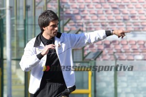 Il tecnico del Messina Gianluca Grassadonia dà indicazioni dalla panchina  (foto Gabriele Maricchiolo)