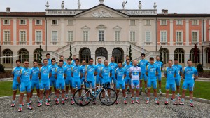 La formazione dell'Astana, che prelevò Nibali dalla Liquigas, in posa per la presentazione ufficiale del team