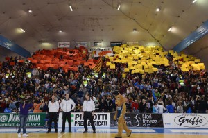 La coreografia dei sostenitori di Barcellona nel derby del Palafantozzi (foto Isolino)