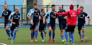 I calciatori dell'Arzanese celebrano l'impresa, che li rilancia nella rincorsa ai play-out, distanti adesso 6 lunghezze