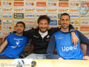 Coach Pozzecco tra il tuttofare Andrea Gregoli e capitan Matteo Soragna  alla vigilia della sfida con Trento