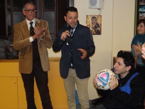 Vittorio Fiumanò dona il pallone autografato