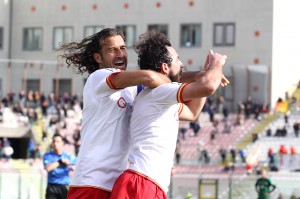 Corona e Bernardo celebrano la prima rete al San Filippo dell'ex attaccante del Teramo (foto Gabriele Maricchiolo)