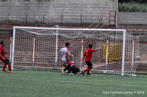 Il gol partita di Vella (foto Carmelo Lenzo)