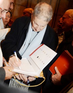 L'autore Giulio Romano, mentre autografa alcune copie del proprio volume "200"