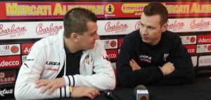 Il team manager di Barcellona Mauro Saja e Mauro Pinton in conferenza stampa