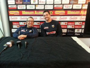 L'assistant coach di Barcellona Ugo Ducarello e il capitano Giuliano Maresca in conferenza