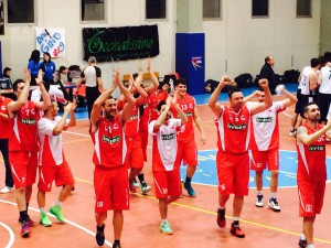Giocatori Costa d'Orlando applaudono i propri sostenitori giunti a Catania