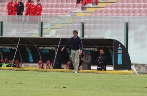 La panchina giallorossa con Torrisi al fianco dei componenti dello staff tecnico (foto Paolo Furrer)