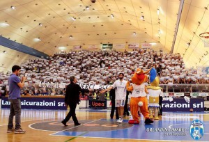 Coreagrafia tifosi Orlandina Basket al PalaFantozzi