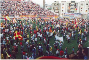 L'invasione dei tifosi dopo il successo sul Catania nello spareggio, 2000-01