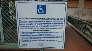 Il cartello con le modalità d'utilizzo dell'altalena per portatori di handicap