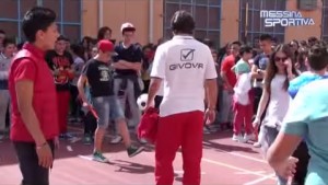 I calciatori del Messina circondati dall'entusiasmo degli allievi della Vann'Antò