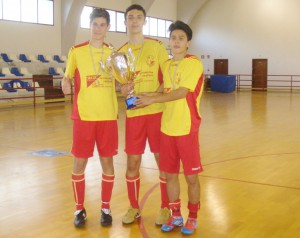 Tre ragazzi del Valle del Mela esibiscono il trofeo regionale Allievi