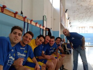 Coach Bacilleri ed alcuni degli atleti del gruppo dell'Aquila Nebrodi Cestistica Torrenovese