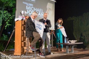 Aurelio Coppolino regala a Buffa una maglietta dell'Orlandina